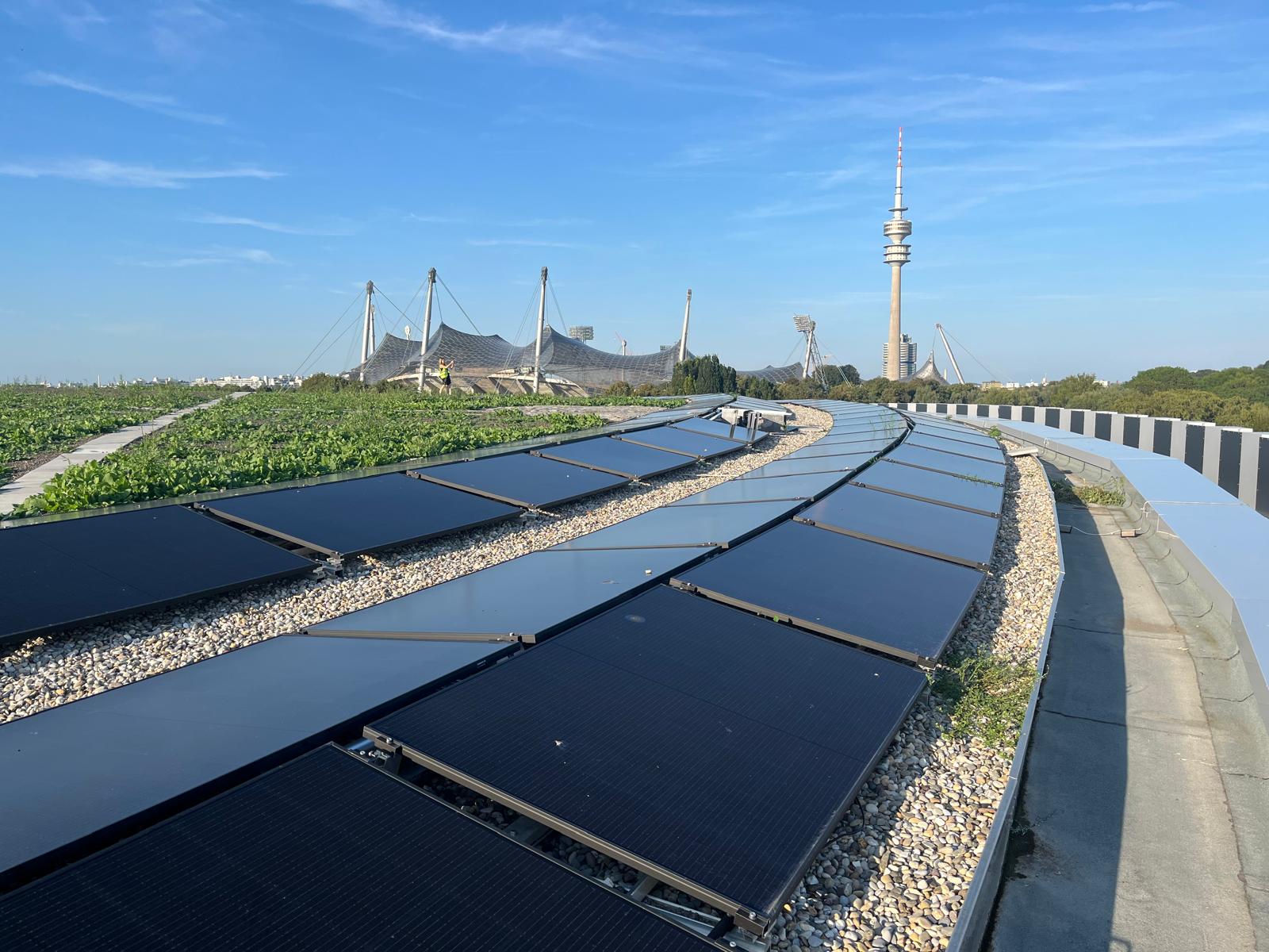 Photovoltaikanlage auf einem Dach im Olympiapark München